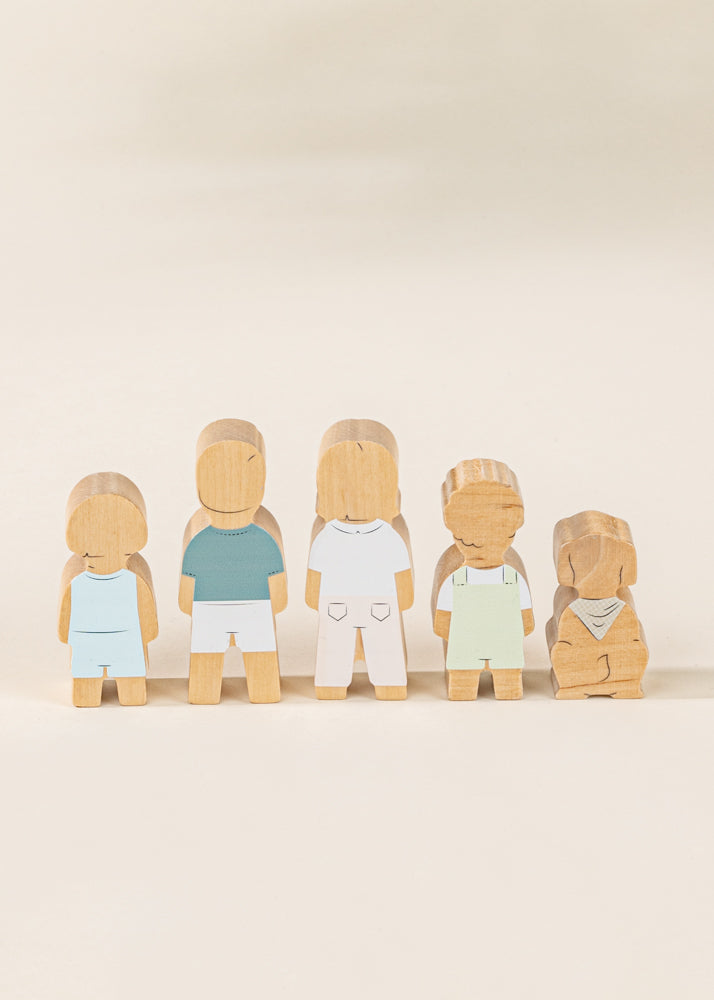 Famille de 5 personnages en bois pour maison de poupée