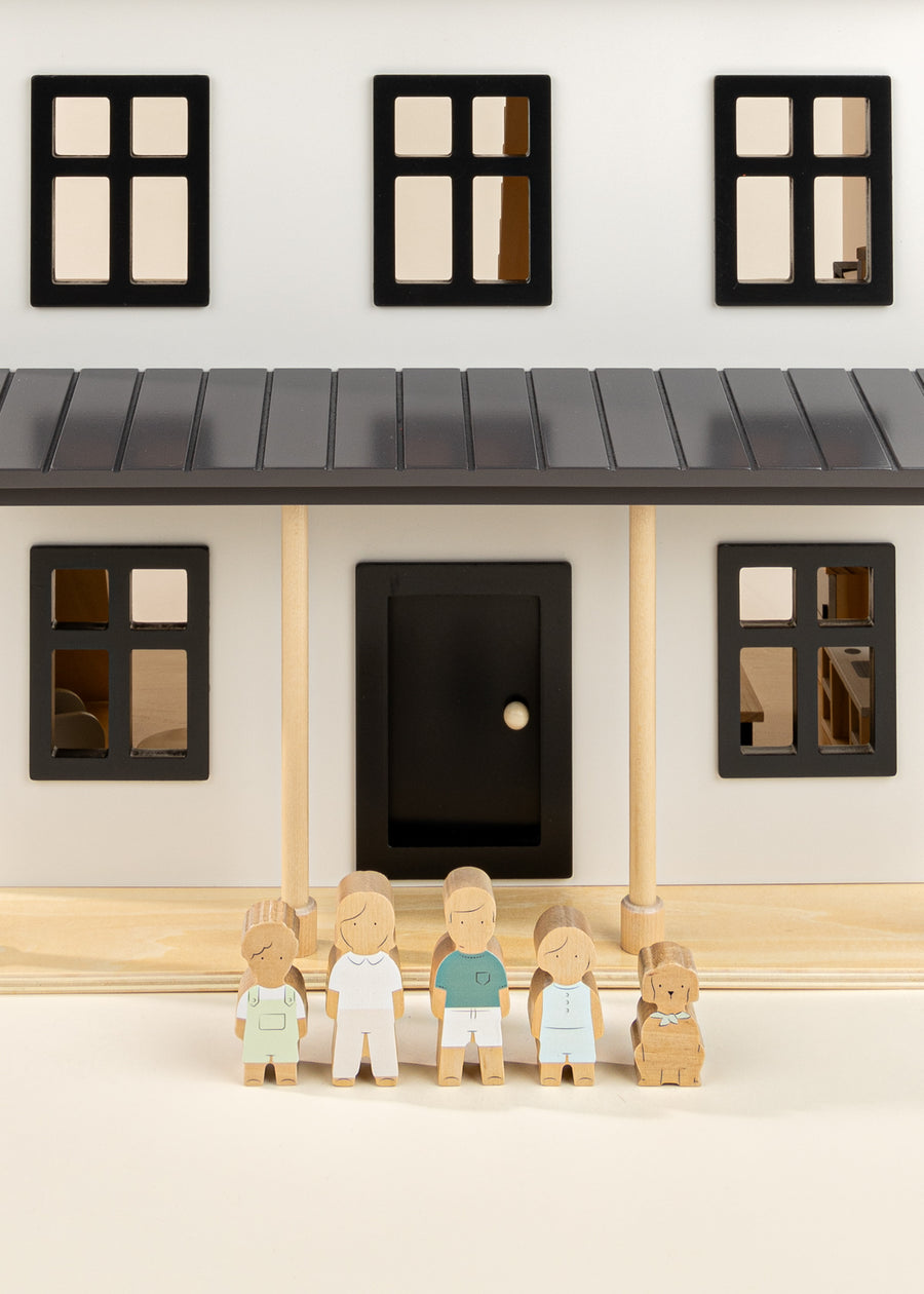 Famille de 5 personnages en bois pour maison de poupée